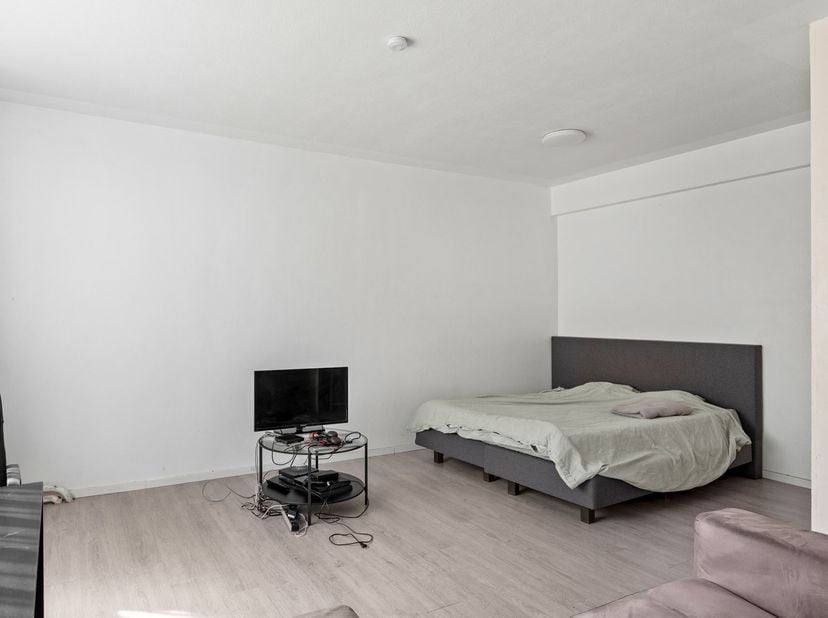 Ligging: Deze studio is ideaal gelegen aan de Helenalei 24, vlak bij het Stadspark en op wandelafstand van het Centraal Station. De buurt biedt vlotte
