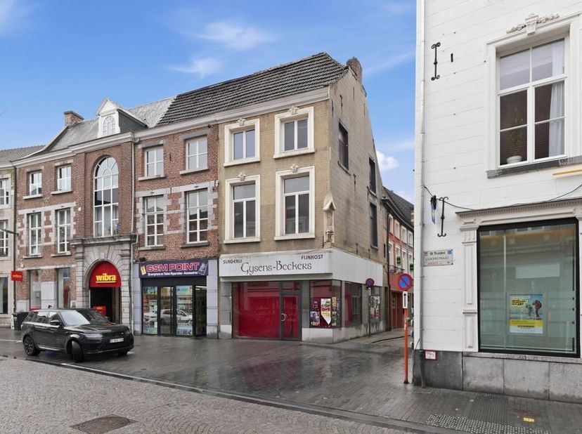 Pal in het bruisende centrum van Sint-Truiden, op de Luikerstraat ter hoogte van nummer 45, bevindt zich dit veelzijdige handelspand met uitzonderlijk