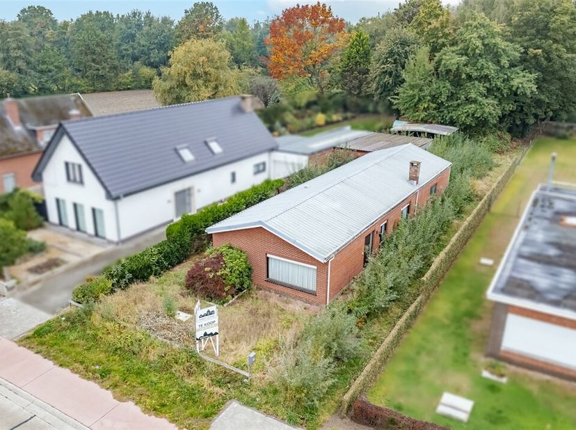 Ontdek deze ruime woning in Stekene, een ideale combinatie van rust en bereikbaarheid. De woning telt 3 slaapkamers en 1 badkamer. Het volledig percee