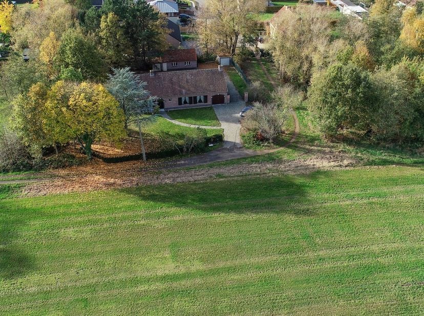 Algemeen<br />
<br />
Deze alleenstaande, volledig gelijkvloerse woning, rustig achterliggend gelegen van de Stationsstraat en grenzend aan groen, com