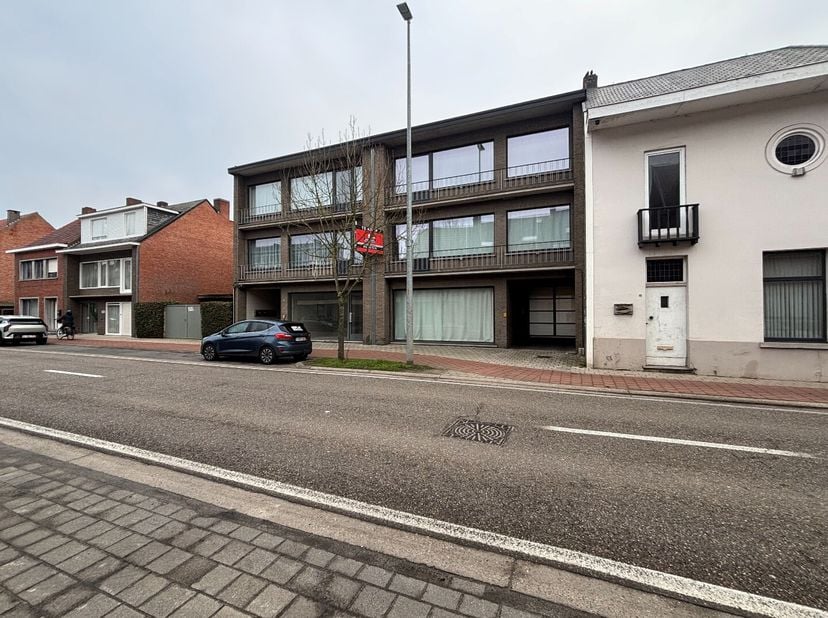 Zeer ruim duplex-appartement, gelegen nabij het centrum van Mol. (geen lift aanwezig)<br />
Bestaande uit:<br />
Op het gelijkvloers<br />
- Privé ink