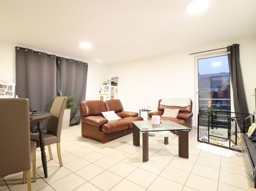 Mooi appartement gelegen op de 1ste verdieping, dicht bij de plaats van Pipaix, inclusief een hal, grote lichte woonkamer, ingerichte keuken, 2 slaapk