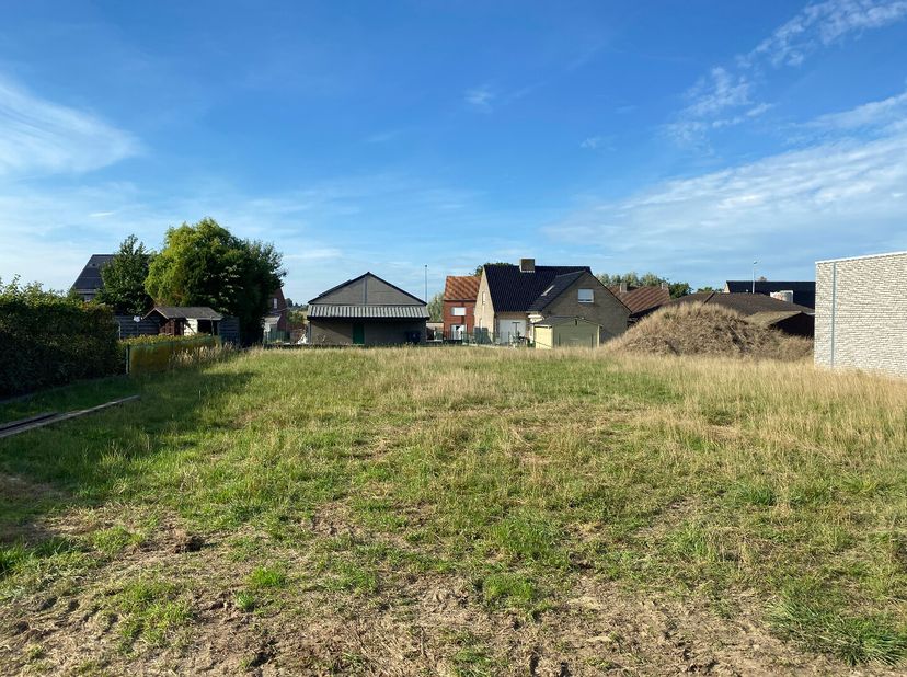 Groot lot bouwgrond van 710 m² op een boogscheut van de Markt van Houthulst.<br />
Dit lot is geschikt voor open bebouwing en zonder bouwverplichting.