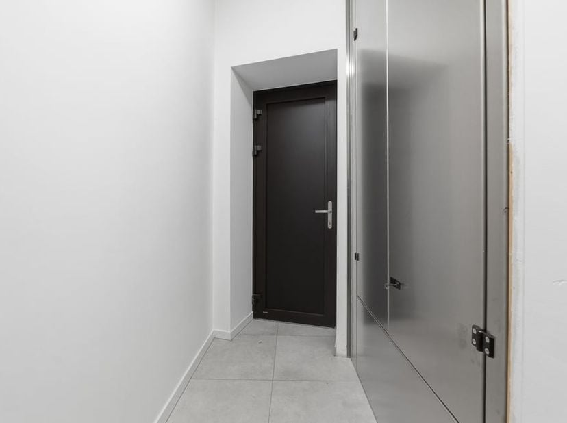 Op de Rijschoolstraat 90 in Sint-Truiden bevindt zich dit volledig gerenoveerde appartementsgebouw, bestaande uit twee appartementen. Een uitzonderlij