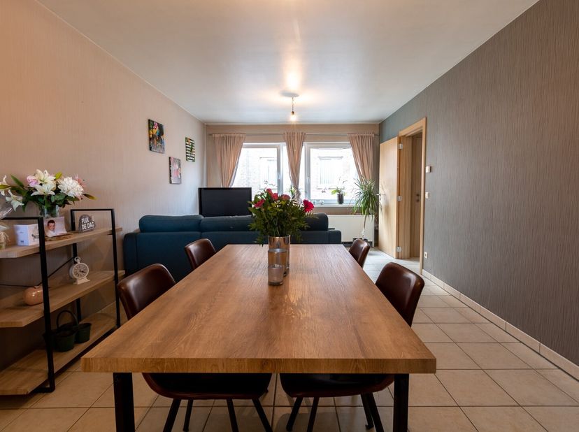 Duplex appartement vlakbij de markt van Koekelare in kleinschalige residentie (2 appartementen)<br />
Appartement is ingedeeld met een inkomhal - lich