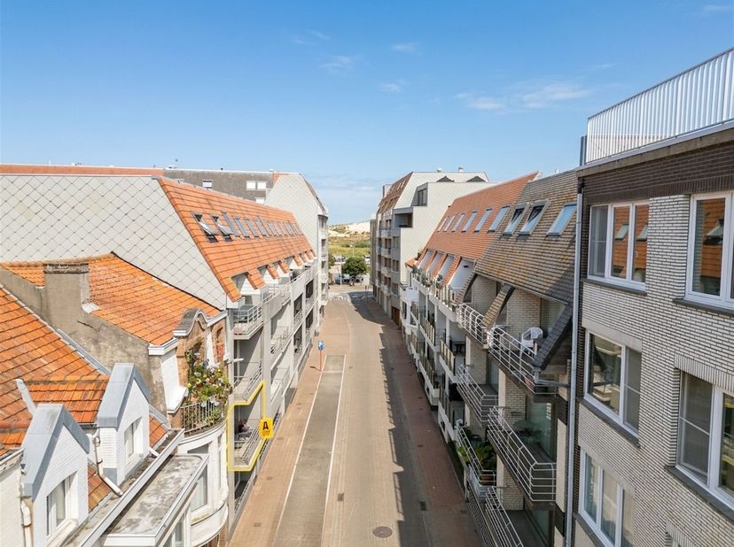 Instapklaar 2-slaapkamerappartement met twee zonneterrassen op topligging.<br />
<br />
<br />
Op een uitstekende locatie in de Gentstraat te Bredene