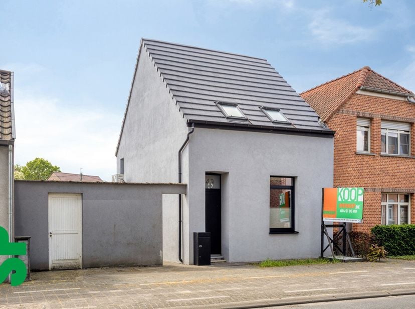 Gerenoveerde woonst met A-label en de garage via achterzijde<br />
Indeling: inkomhal, ruime eet- en leefruimte aan de voorzijde dat tevens geniet van