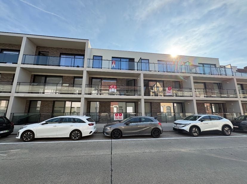 À la recherche dun investissement intéressant ? Cet appartement au deuxième étage lumineux de deux chambres allie confort, excellente situation et eff