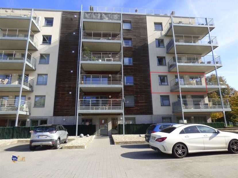 Bel appartement meublé avec 2 chambres et grande terrasse, situé près de la gare et à distance de marche du centre ville.  La disposition de cet appar