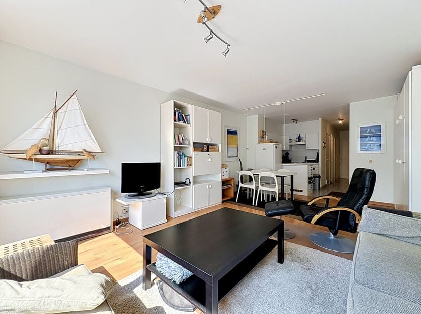 Mooi appartement met zongericht terras gelegen op enkele minuten van het strand en nabij het natuurreservaat.&amp;nbsp; Het appartement ligt op de 4de ver