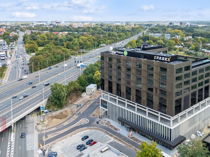 Deze nieuwbouw kantoren van 441 m² zijn fenomenaal gelegen met een uitstekende zichtbaarheid langs de drukbezochte Kortrijksesteenweg. Dankzij de ligg