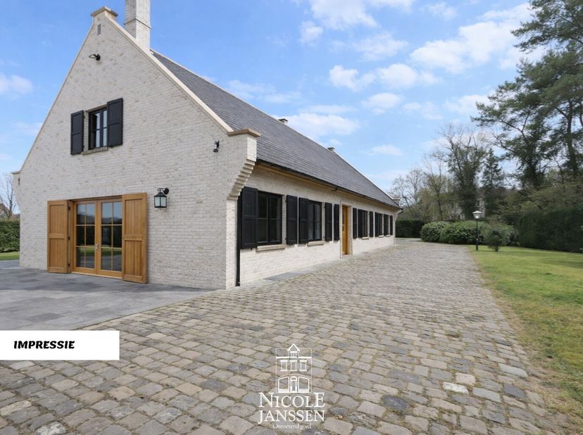 Deze gelijkvloerse charmante woning biedt zeer veel mogelijkheden voor wie op zoek is naar een woning met eventueel praktijk aan huis.  Ook als ruim g