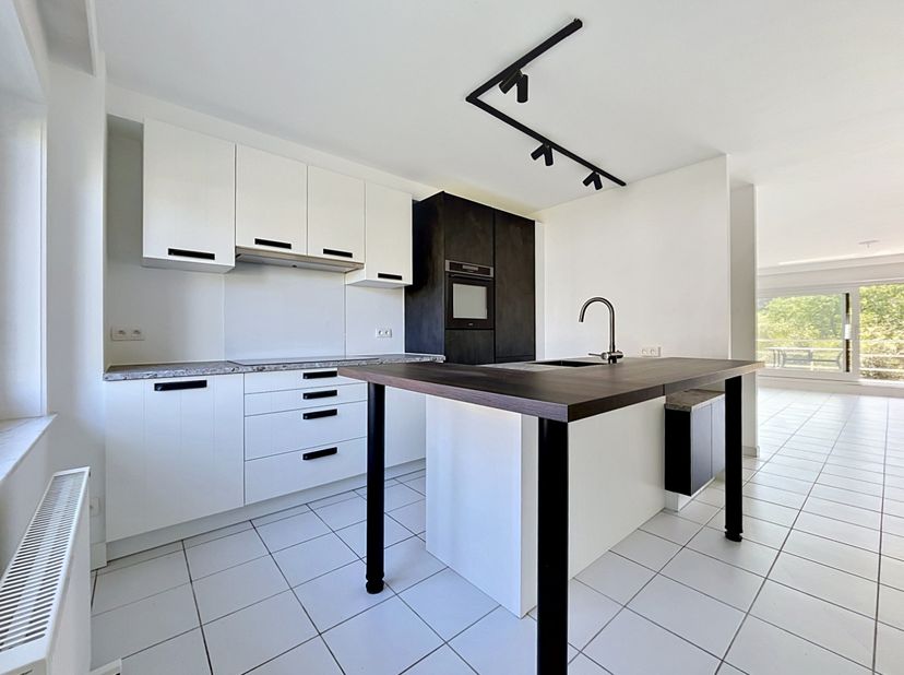 Cet appartement spacieux bénéficie d'un emplacement calme, à quelques pas de la mer. &amp;nbsp;Il a été récemment rénové. Il dispose d'une grande terrasse