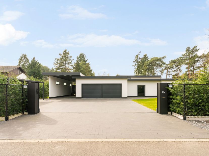 Luxe moderne laagbouwvilla (2025) gelegen op een residentiële en bosrijke locatie te Pelt (Grote Heide). De woning werd met veel oog voor kwaliteit af