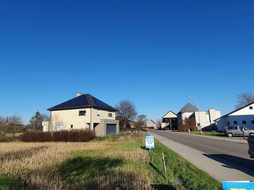 Un terrain à bâtir bien situé pour une maison unifamiliale avec la possibilité de construire jusqu'à 2 étages. (3ème étage dans le gabarit du toit en