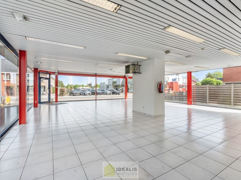 IDEALIS VASTGOED – Handelsruimte/showroom met 2 appartementen gelegen op een perceel van 6a 47ca op een commerciële zichtlocatie op het ‘Lindel’.<br /
