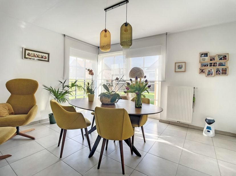 Recente woning gelegen in een uiterst rustige buurt, met vlotte bereikbaarheid.&amp;nbsp; De woning bestaat uit: inkomhal me toilet, ruime living met eetk