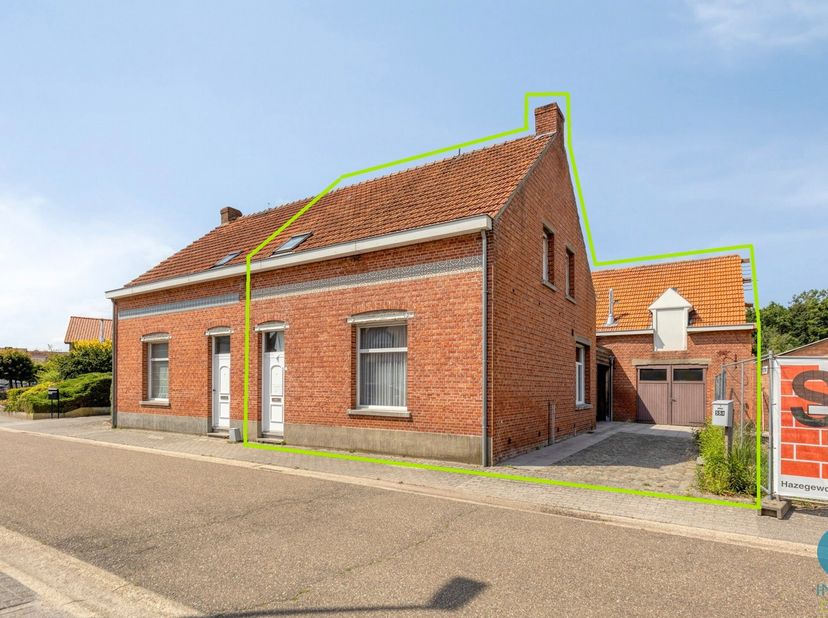 Deze te renoveren woning met potentieel is gelegen op een perceel van 567m², in een rustige en landelijke omgeving.<br />
Vanuit de inkomhal betreedt