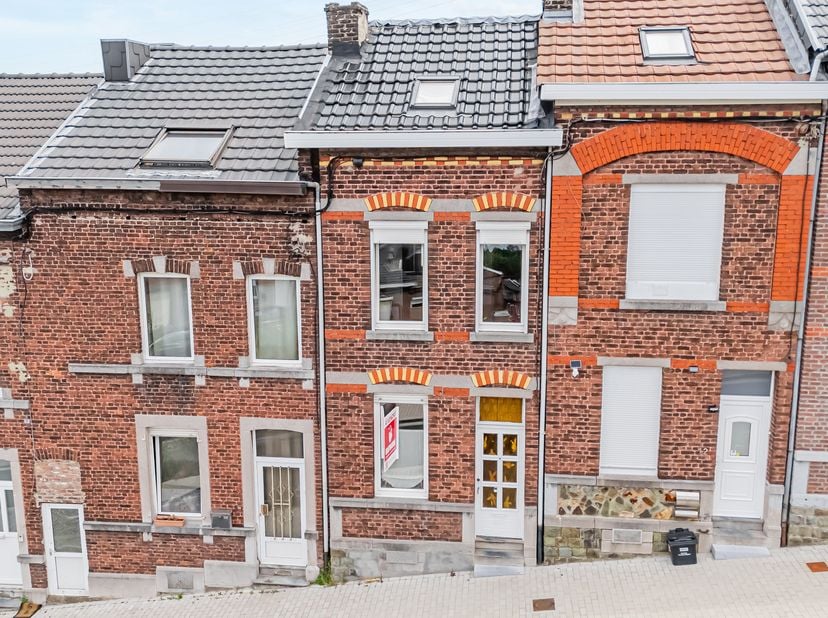 EasyHome presenteert met plezier deze charmante woning in Ougrée, met een aangename tuin en terras en een indeling die perfect geschikt is voor een ge