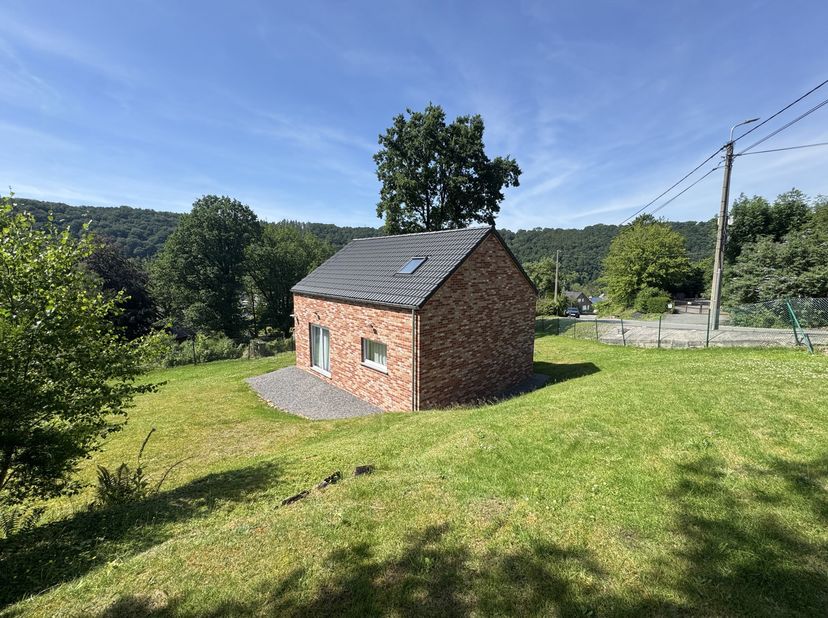 REZ DE CHAUSSEE de ± 51,5m²<br />
- Hall d'entrée de ± 6m² sur carrelage, <br />
- Séjour de ± 28,5m² sur carrelage avec coin cuisine non équipée, <br