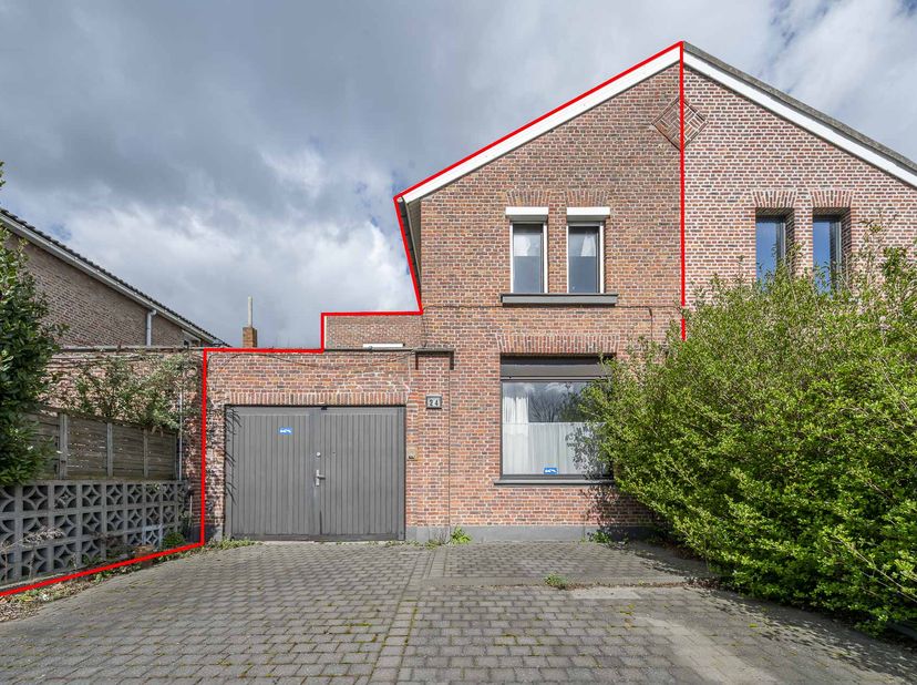 KARAKTERVOLLE WONING -<br />
<br />
Met een ruime voorgevel en een praktische oprit met garage.<br />
Biedt een stevige basis en tal van mogelijkheden