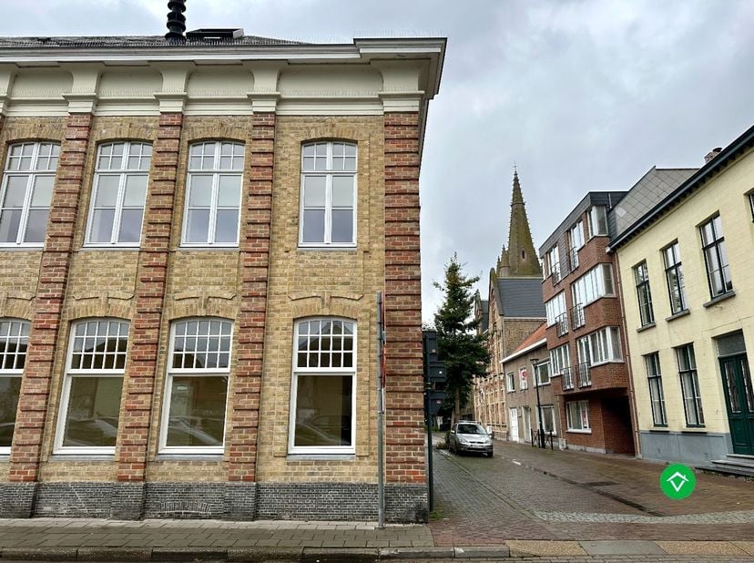 Deze ondergrondse garage (18,75 m²) bevindt zich in het hart van Gistel, op de hoek van de Neerhofstraat en de Bruidstraat, op wandelafstand van de ma