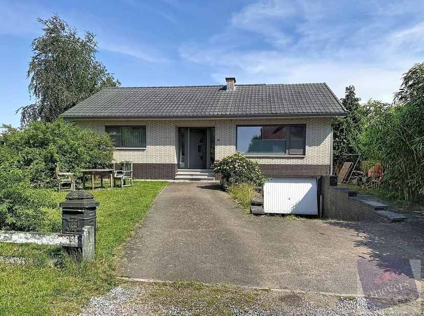 Bent u op zoek naar een woning die u volledig naar eigen smaak kunt renoveren? Dan is deze gelijkvloerse open bebouwing aan de Stokrooieweg 22 in Hass