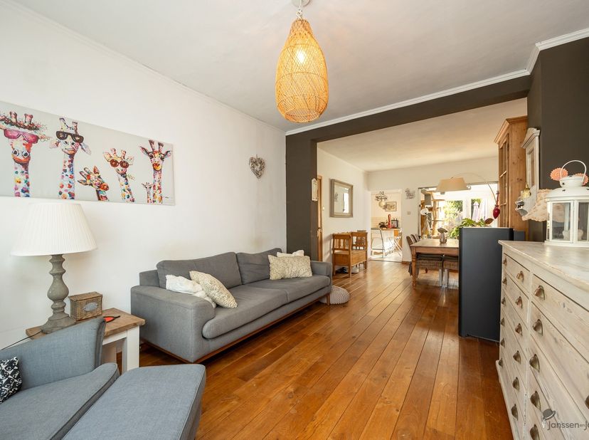Deze karaktervolle woning in Hamme combineert een warme uitstraling met een ruime en praktische indeling. Met een bewoonbare oppervlakte van 206 m² op