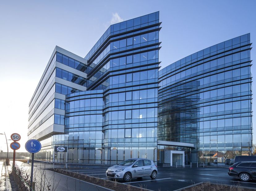 Ces bureaux à louer sont situés dans le nouveau complexe de bureaux Skyline40, le long de l'autoroute E40 à Alost. L'emplacement garantit une excellen