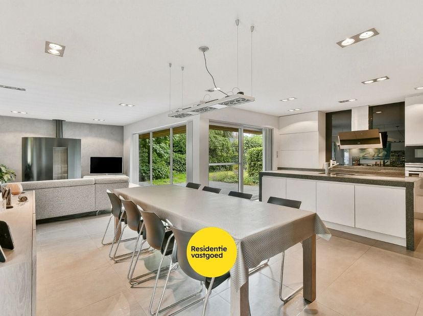 Op een rustige locatie in Koekelare bevindt zich deze verzorgde alleenstaande woning, gebouwd in 2006 op een perceel van 453 m². Met een bewoonbare op
