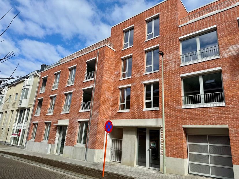 Magnifique appartement de deux chambres à coucher nouvellement construit avec une terrasse spacieuse dans un emplacement de choix !<br />
Cet appartem
