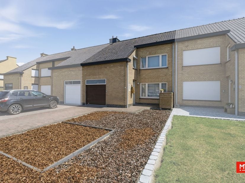 In een rustige woonwijk en vlakbij alle voorzieningen te Langemark treffen we deze instapklare woning. Het pand beschikt over een EPC: C ( 230 kWh/(m²