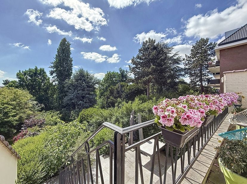 Dans le quartier résidentiel prisé du Parc de Woluwe, cette belle maison bel-étage de 1956 séduit par son charme intemporel, ses volumes généreux et s