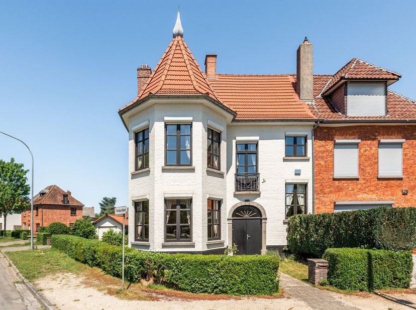 Openhuizendag zaterdag 13 juni van 9u30 tot 10u30<br />
Deze halfopen woning uit 1930 ligt op een perceel van 9a 08ca in een rustige woonomgeving van