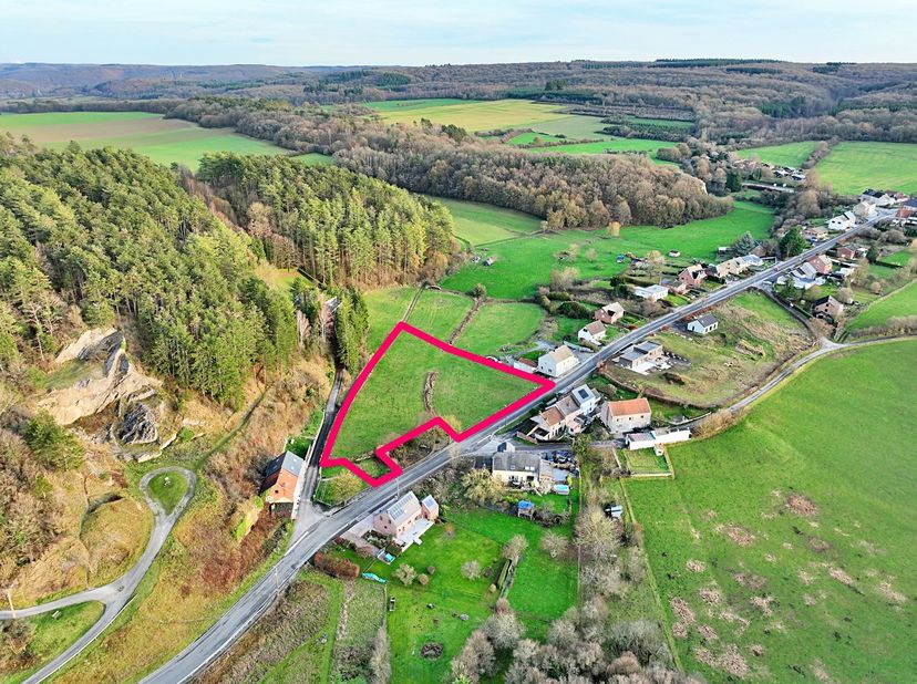 Idéal pour personne ayant des animaux ou pour promoteur immobilier !<br />
<br />
Superbe terrain à bâtir situé à Nismes, d’une superficie de 53 are