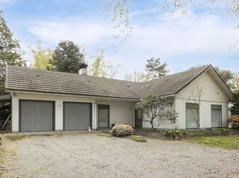Deze te renoveren gelijkvloerse woning is gelegen in de gegeerde en residentiële wijk Koningshof op een mooi perceel van 1.473m² met een breedte van 3