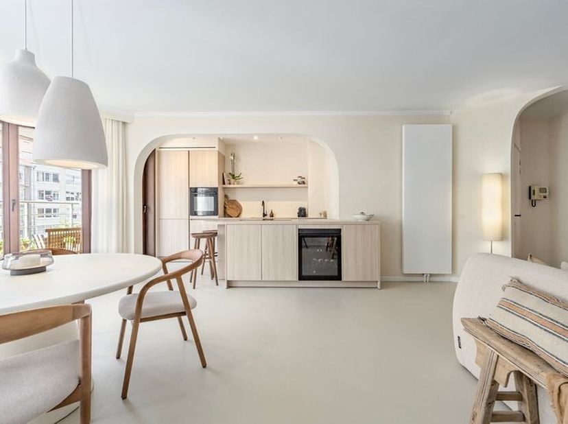 Dit smaakvol gemeubileerde appartement bevindt zich op de tweede verdieping van het gebouw, op een uitstekende ligging aan de Elizabetlaan, op wandela