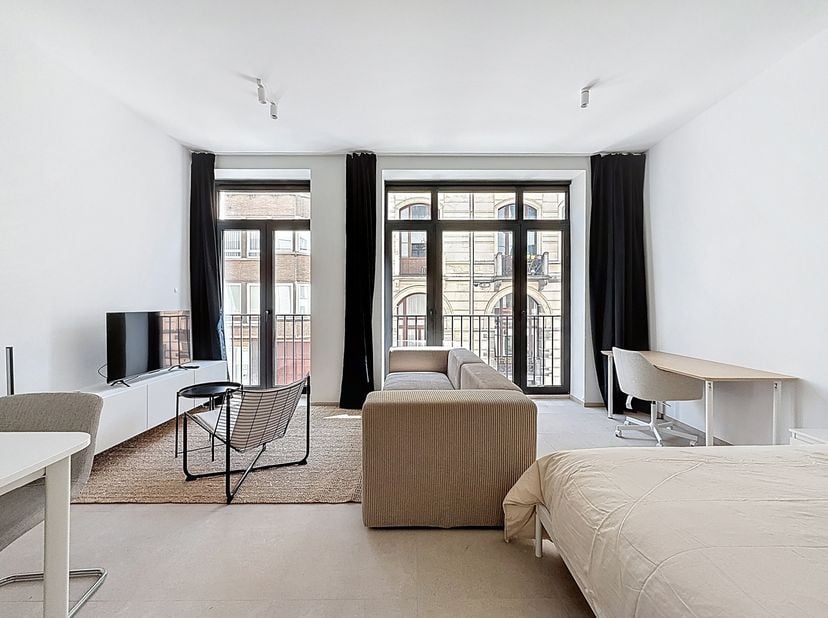 Quartier Place Stéphanie : à deux pas de l'Avenue Louise, Studio meublé neuf de 39 m² est situé au 1ère étage.<br />
Il se compose d'un living/chambre