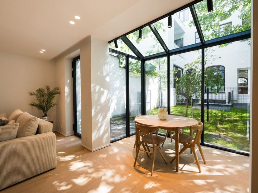 Gelegen in het hart van Brussel, op een steenworp van de Botanique en op enkele minuten van de Europese instellingen, charmant ACHTERHUIS/TRIPLEX (3sl