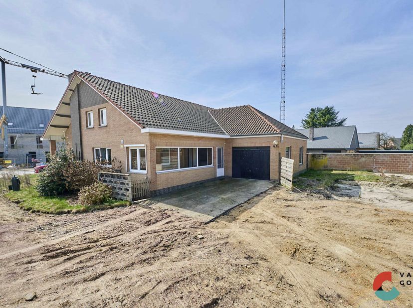 Ben je op zoek naar rustig gelegen en ruime woning met voldoende kamers op zowel het verdiep als de benedenverdieping? Dan is deze woning gelegen op e