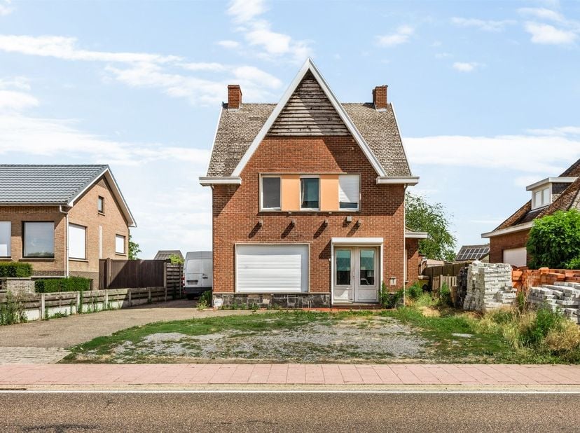 Maison mitoyenne à rénover comprenant 3 chambres et un garage, sur un terrain de 832 m²<br />
<br />
Situation :<br />
Cette maison mitoyenne bénéfici