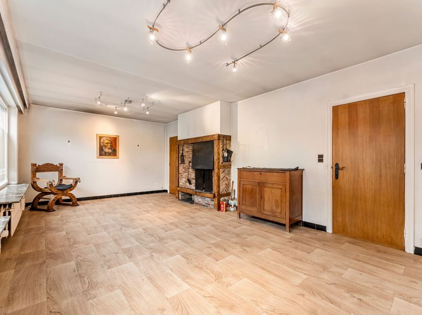 Deze verrassend ruime gezinswoning is gelegen in een rustige, kindvriendelijke buurt, op wandelafstand van scholen, winkels en het centrum. Een ideale