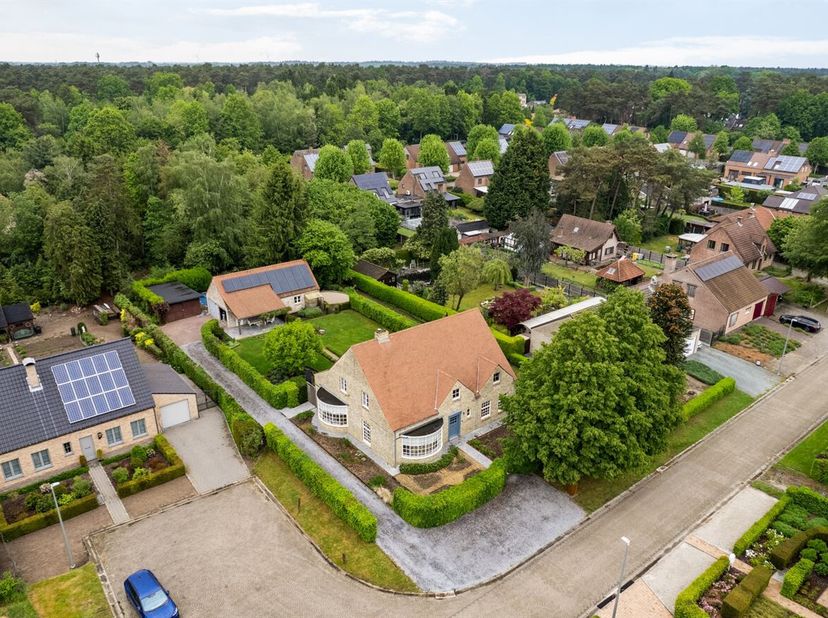 In de rustige, doodlopende Pater Voordeckersstraat in Grobbendonk, recht tegenover groene velden, ligt deze verrassend ruime en praktisch ingedeelde g