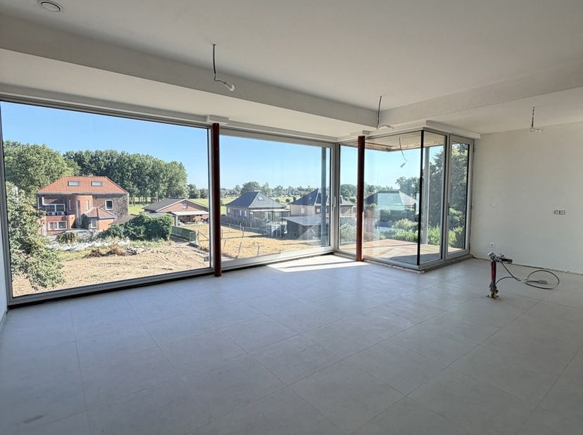 EXCLUSIEF VILLA-APPARTEMENT MET PANORAMISCH ZICHT OP NATUURGEBIED. OPLEVERING OKTOBER 2026. <br />
Op de eerste verdieping van de stijlvolle residenti