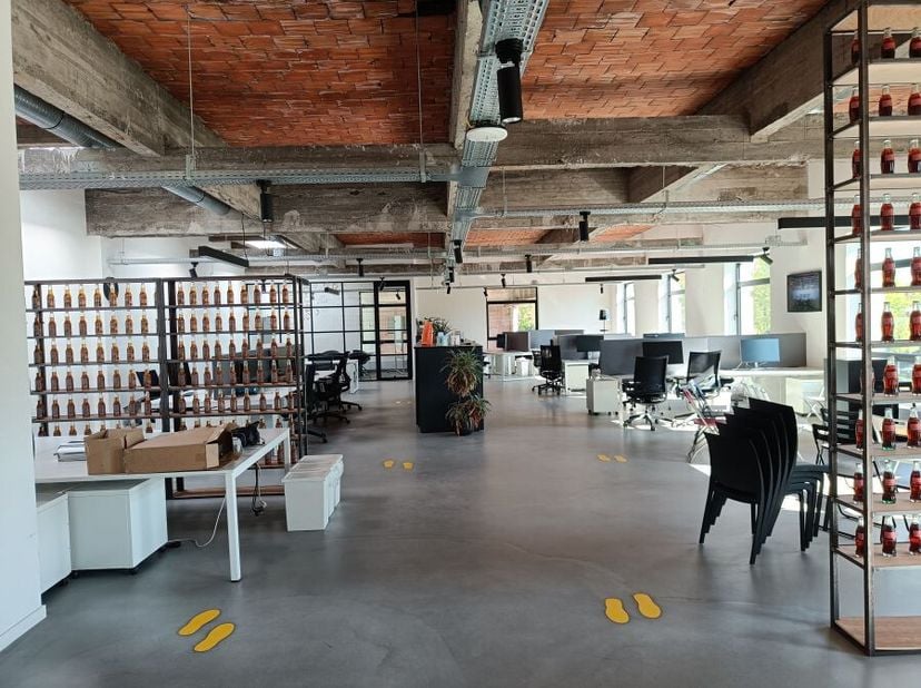 Dit kantoorruimte van 606 m² is gelegen aan de Molenweidein Mechelen. De ruimte is verdeeldover twee verdiepingen in de bedrijvenzone van Mechelen-Zui