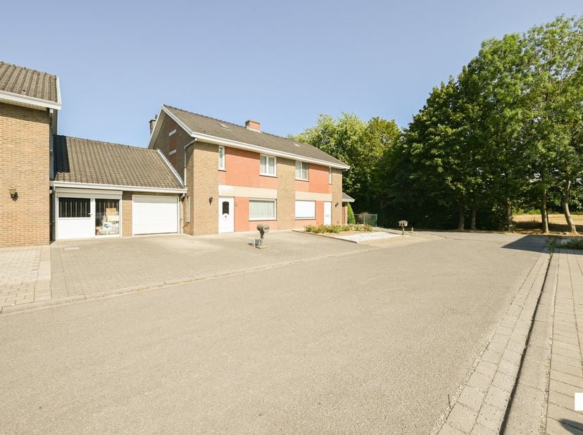 Deze verzorgde, te renoveren eengezinswoning is gelegen op een perceel van 285 m² en geniet van een rustige en kindvriendelijke ligging in een doodlop