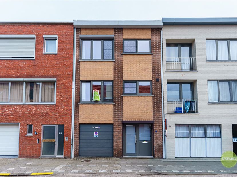 *** IN OPTIE ***<br />
<br />
Charmante, centraal gelegen gezinswoning met 3 slaapkamers nabij het centrum van Mol<br />
<br />
Ontdek deze instap