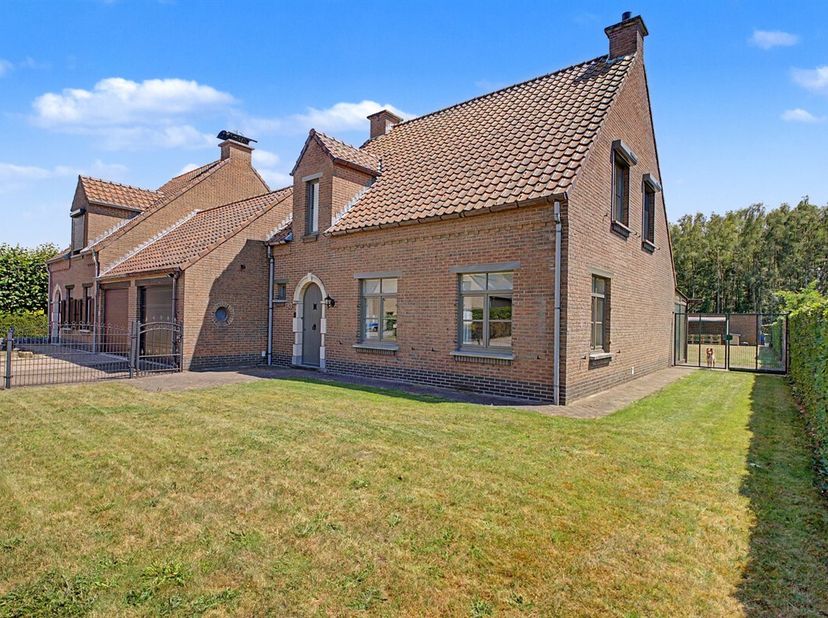 Bent u op zoek naar een rustige gezinswoning met een prachtige tuin en een unieke, groene omgeving? Dan is deze degelijke halfopen bebouwing in de rus