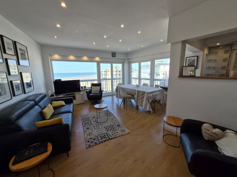 Rêvez-vous de vivre au bord de la mer avec tout le confort et une vue magnifique ? Cet appartement dangle entièrement rénové au 6e étage a tout pour p