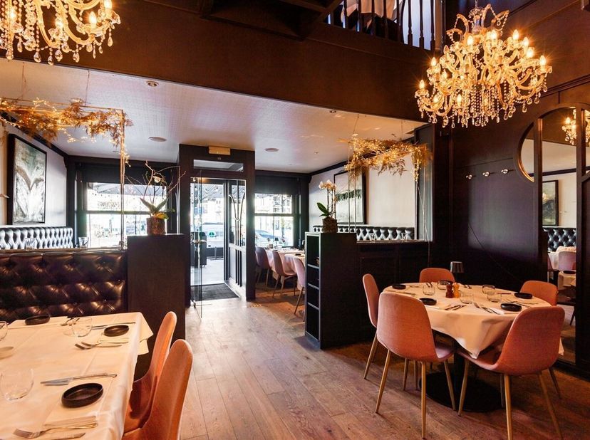 Gelegen op een absolute toplocatie in het hart van Beveren-Waas, bevindt dit commercieel pand zich rechtstreeks aan de levendige Grote Markt met maxim